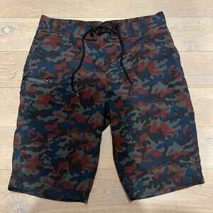 ASOS Blue Red Grey Black Camo Swim Shorts Men’s Size M – Never Worn